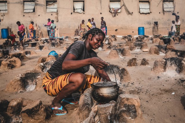 vrouwelijke vluchteling kookt in Nigeria