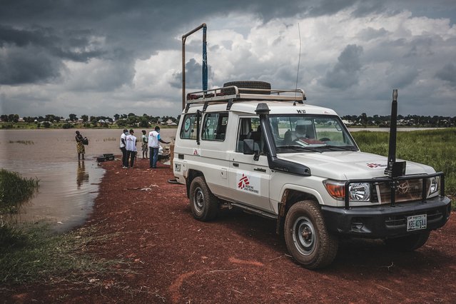 artsen zonder grenzen team checkt rivierwater Nigeria