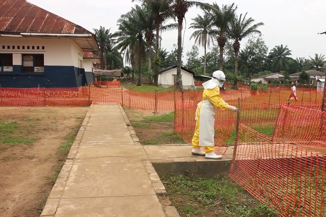 In Bolomba maakt een hulpverlener zich klaar om het ebolacentrum binnen te gaan.