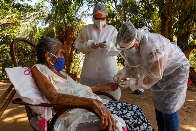 Onze verpleegkundige Mayra onderzoekt een patiënt in het dorp Lagoinha in Mato Grosso do Sul, Brazilië.