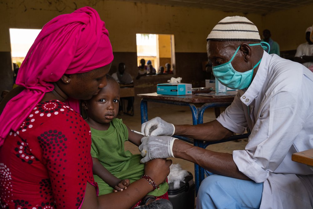 Mariam is met haar zoon die tegen mazelen wordt ingeënt tijdens een grote vaccinatiecampagne in Mali. © Mohamed Dayfour/MSF