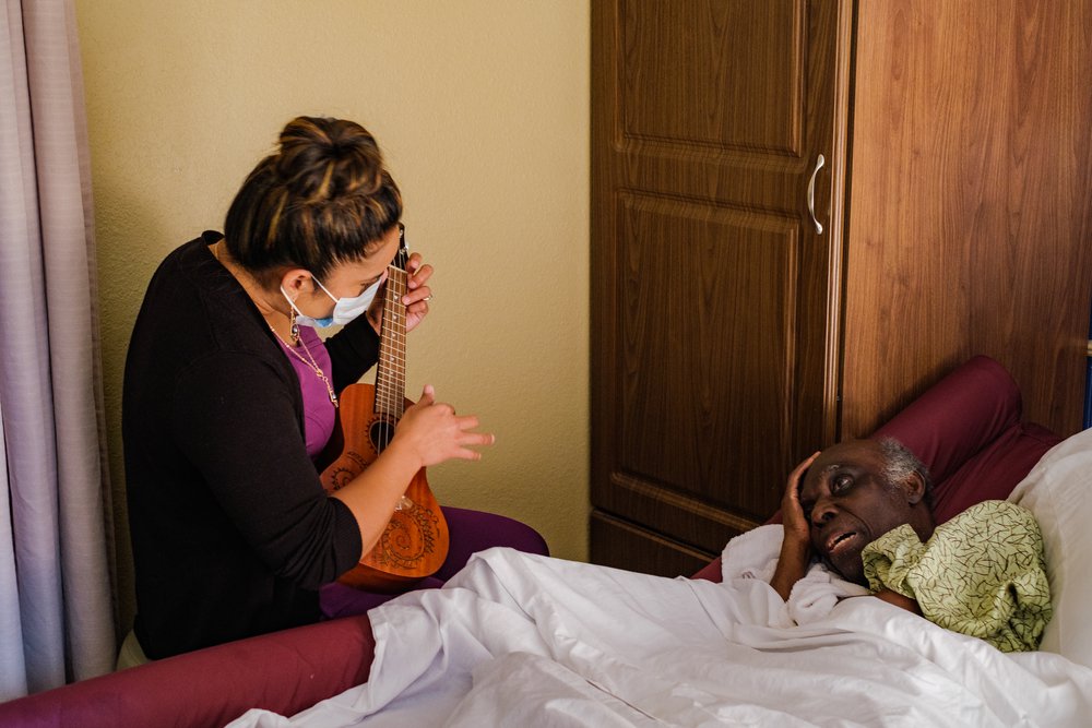 Adelia speelt op haar ukelele terwijl zij en de bewoners van dit verzorgingstehuis meezingen.