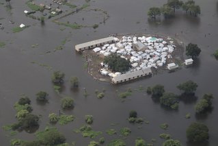De overstroming in Zuid-Soedan in beeld genomen vanuit een helikopter in de regio Pibor.