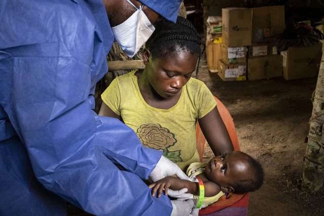 Onze arts Tathy onderzoekt een ernstig ondervoede baby in een kliniek in Bobua, DR Congo.
