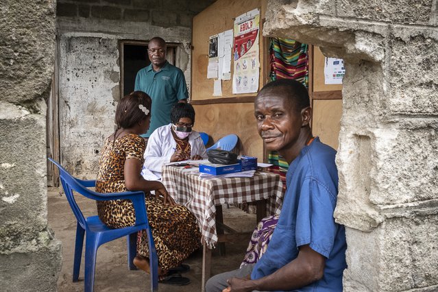 Zorgmedewerkers Artsen zonder Grenzen zijn bezig met het registreren van patiënten die komen voor een consult DR Congo