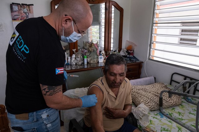 Verpleegkundige Efraín Maeso vaccineert een hulpbehoevende patiënt in Carolina, Puerto Rico.