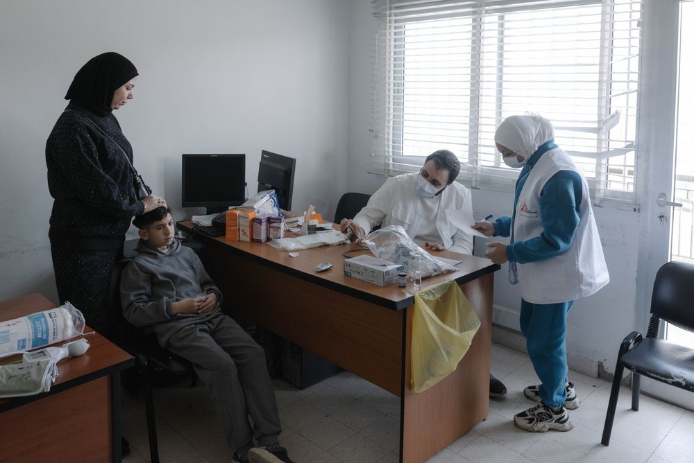 moeder en zoon zoeken medische hulp in libanon oorlog 2026