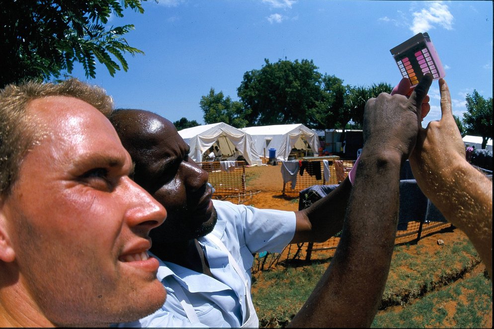 Waterkwaliteit checken in Mozambique 1997