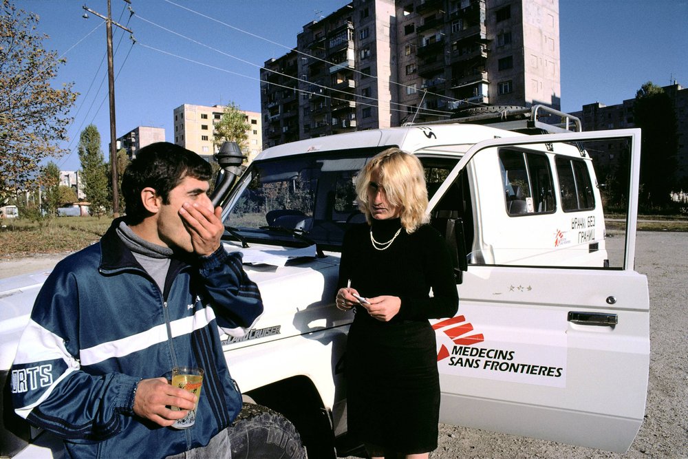 Tuberculose behandelen in Georgië 2000. Om stigmatisering te voorkomen, nemen tuberculosepatiënten hun medicijnen soms liever ver van huis.