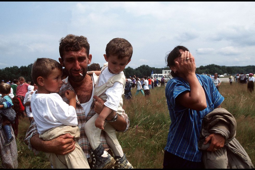 Srebrenica komt in 1995 in handen van de Servische Bosniërs. Ongeveer 8.000 mannen ouder dan 16 worden door Servische troepen vermoord.