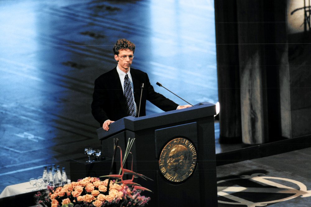 Tijdens de uitreiking van de Nobelprijs voor de Vrede in 1999.
