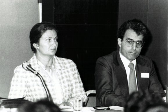 Dr Jacques Beres, voorzitter van Artsen zonder Grenzen Frankrijk in 1975 en Simone Veil.