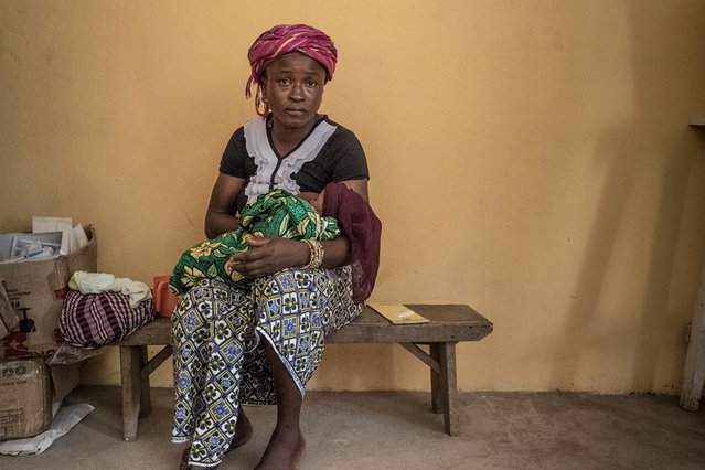 Fatmata, 1 maand oud, heeft symptomen van malaria. Haar moeder wacht met haar in onze kliniek op de uitslag van de malariatest. © Giuseppe La Rosa/MSF