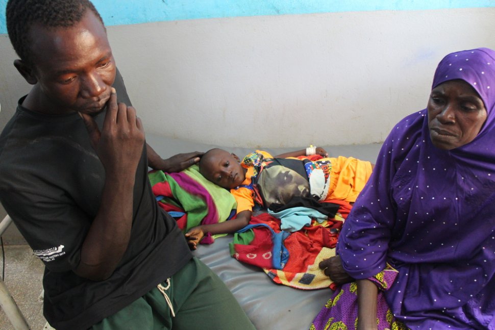 De 5-jarige Soumaila is net opgenomen in ons ziekenhuis met een ernstige vorm van malaria.