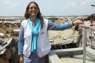 Hulpverlener Artsen zonder Grenzen bij waterinstallatie in Bangladesh.