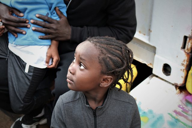 Foto: Dit meisje met de naam Fofana wacht tot zij met haar familie van boord mag. . © MSF/Hannah Wallace Bowman