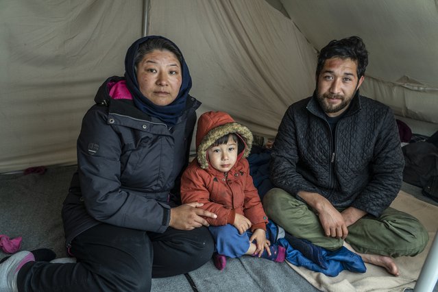 Jongetje Mohammed, 3 jaar oud, uit Afghanistan met zijn ouders. Hij lijdt aan een hersenaandoening. Moria kamp, Lesbos, Griekenland