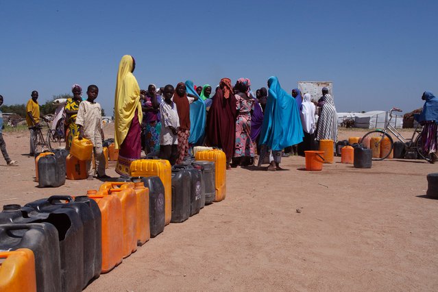 Vrouwen rij waterpomp Borno Nigeria.