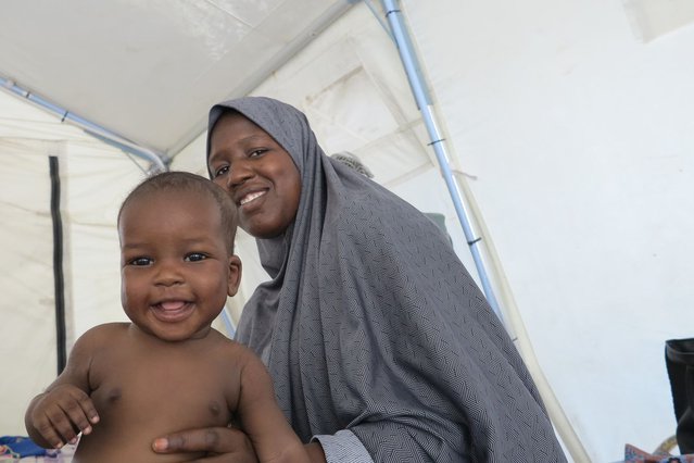 Abubakar Abdullahi (5 maanden) met zijn moeder in het ziekenhius van Maiduguri, Nigeria