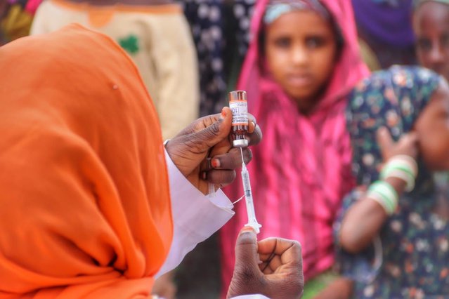 Hulpverlener vaccineert kinderen in Nigeria tegen de mazelen.