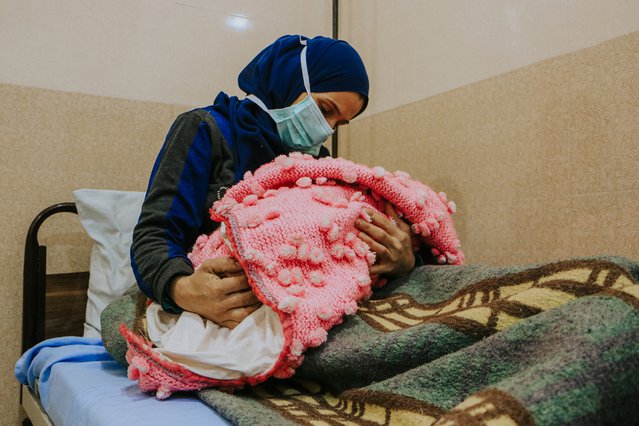 Een gevluchte vrouw die bevallen is van haar vierde kind in een door Artsen zonder Grenzen ondersteund ziekenhuis. © MSF/Abd Almajed Alkarh