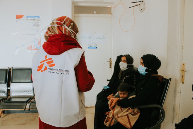 Vrouwen wachten op hun consultatie in een door Artsen zonder Grenzen ondersteund gezondheidscentrum in Idlib.