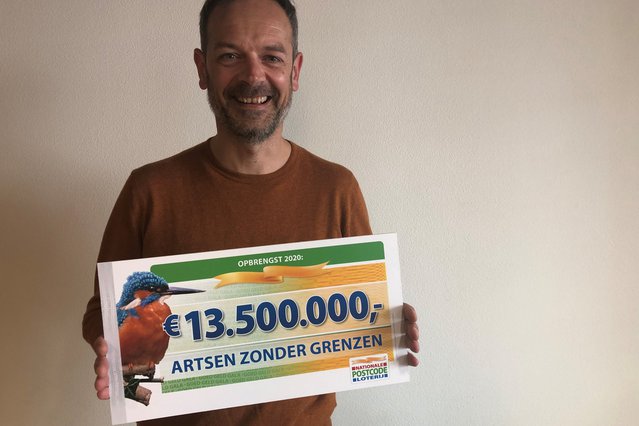 Blijdschap bij Algemeen directeur Oliver Behn direct na ontvangst van de check.