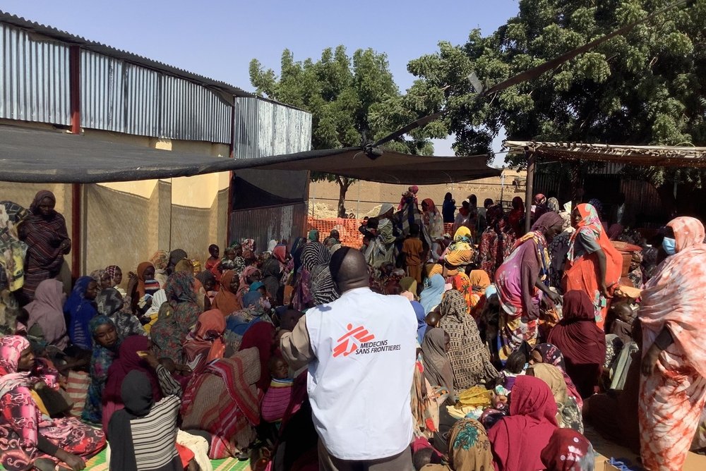 Moeders en kinderen wachten voor een kliniek van Artsen zonder Grenzen in Darfur, Soedan