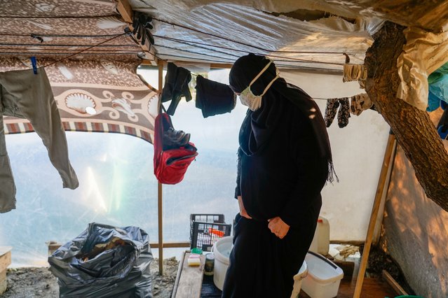 syrische vluchteling in haar tent samos kamp vathy