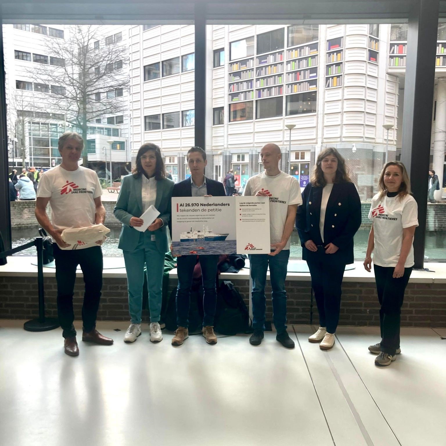 De presentatie van de petitie aan de Vaste Kamercommissie Justitie en Veiligheid op 19 maart.