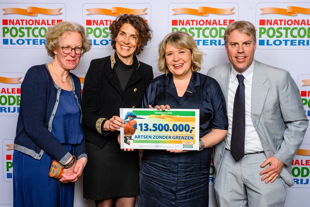 Foto: overhandiging cheque van de Nationale Postcode Loterij aan Artsen zonder Grenzen. © Roy Beusker Fotografie