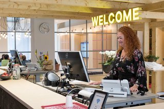 Receptionist aan het werk op ons kantoor in Amsterdam