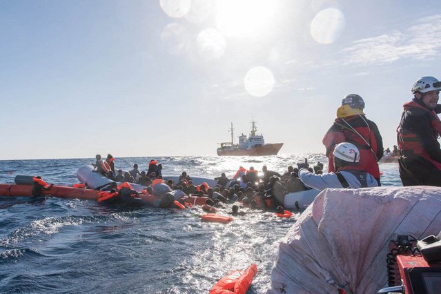 Zaterdagochtend 27 januari 2018: tientallen mensen lagen in zee terwijl de rubberen boot leegliep