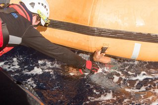 Artsen zonder Grenzen en SOS MEDITERRANEE 99 redden mensen op de Middellandse Zee