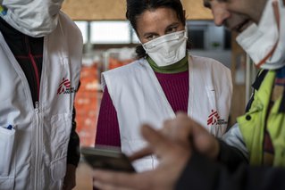 Medewerkers noodziekenhuis coronapatiënten Spanje.