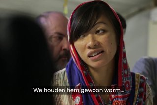 Elma Wong praat met mensen in veldhospitaal Jemen