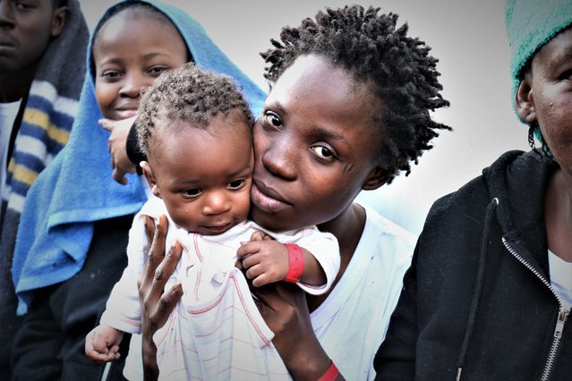 Foto:  vrouw met haar dochtertje wachten op reddingsschip de Ocean Viking tot ze van boord mogen. © MSF/Hannah Wallace Bowman