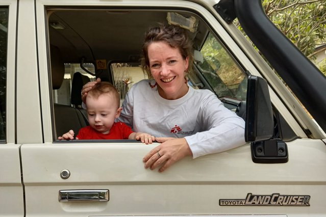 Froukje en Sil in een Artsen zonder Grenzen jeep in Nigeria. Foto: Froukje