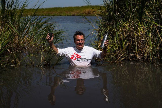 Onze hupverlener Wouter van Empelen waadt door het moeras.