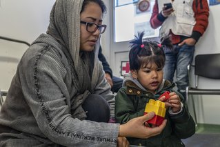Foto. De Afghaanse Zahra (6) is autistisch. Kinderkliniek Artsen zonder Grenzen, Lesbos, Griekenland.