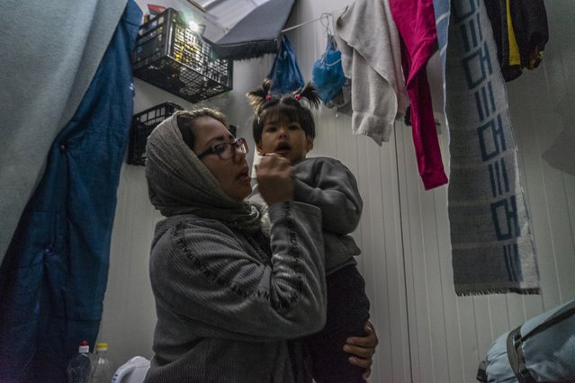 Foto. De Afghaanse Zahra (6) is autistisch. Kamp Moria, Lesbos, Griekenland.