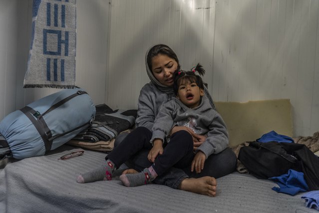 Foto. De Afghaanse Zahra (6) met moeder. Kamp Moria, Lesbos, Griekenland.