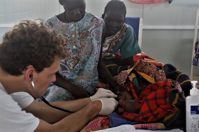 Tropenarts Erik Wehrens onderzoekt een kind in Zuid-Sudan.