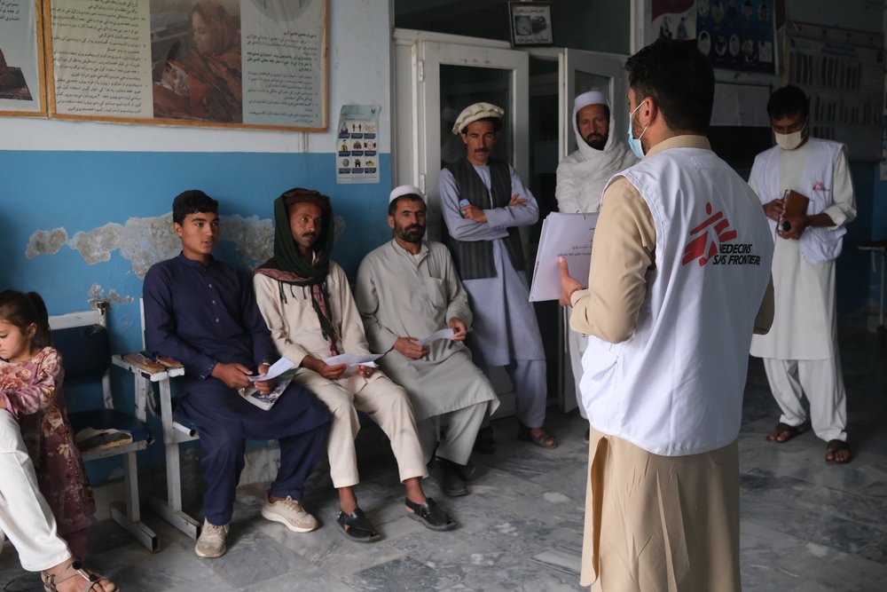 Gezondheidsvoorlichter in kliniek in Khost, Afghanistan