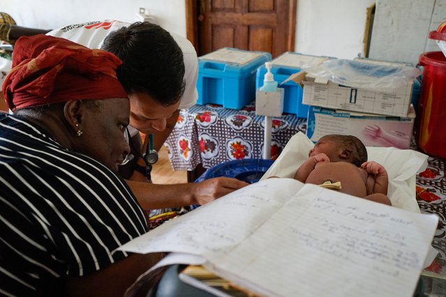 Kinderverpleegkundige en vroedvrouw Artsen zonder Grenzen verzorgen een pasgeborene en moeder in een gezondheidspost in Baama Sierra Leone