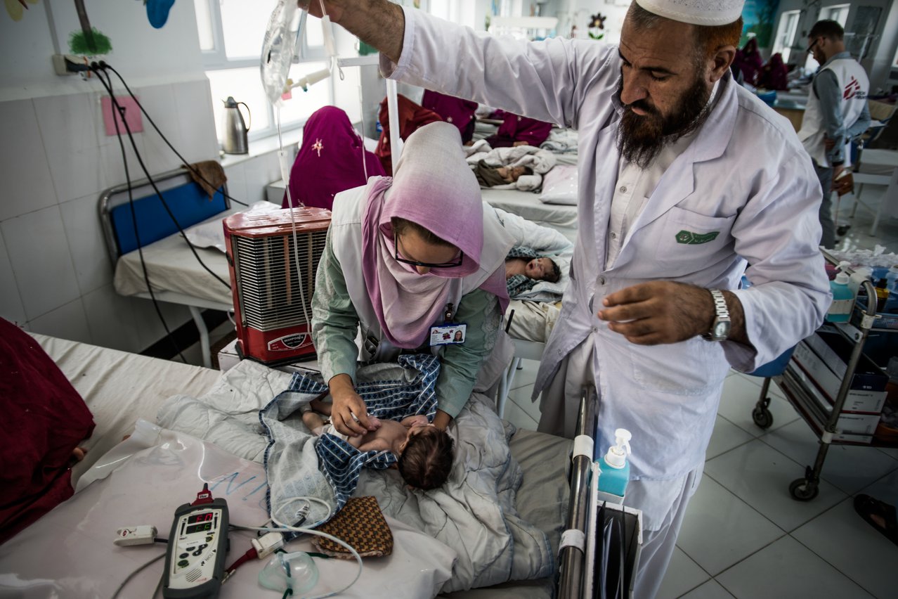 Internationale en Afghaanse hulpverleners op intensive care voor kinderen