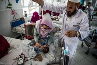 Internationale en Afghaanse hulpverleners op intensive care voor kinderen