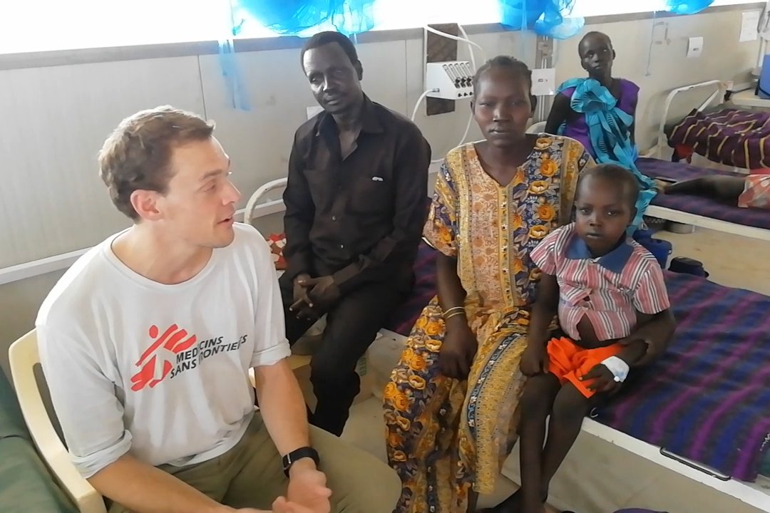 Tropenarts Erik Wehrens met een jong malariapatiëntje in Zuid-Sudan.