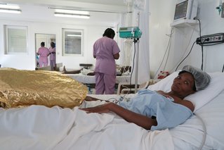 Gewonde patiënt in het Artsen zonder Grenzen traumacentrum in de wijk Tabarre, Port-au-Prince, Haïti.