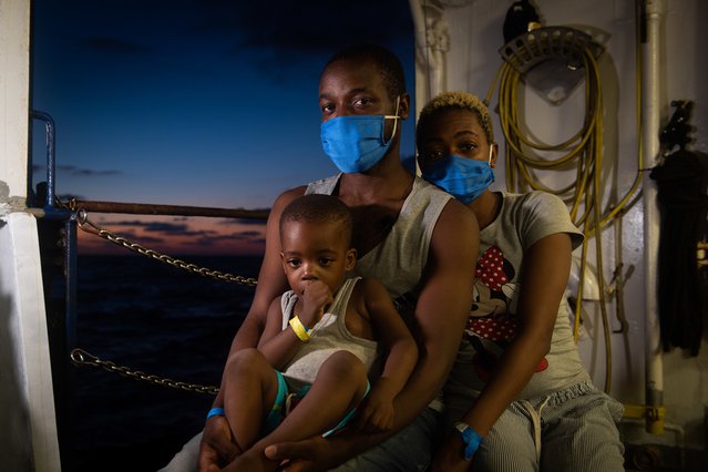 vader, vrouw en kindje uit kameroen op reddingsschip middellandse zee
